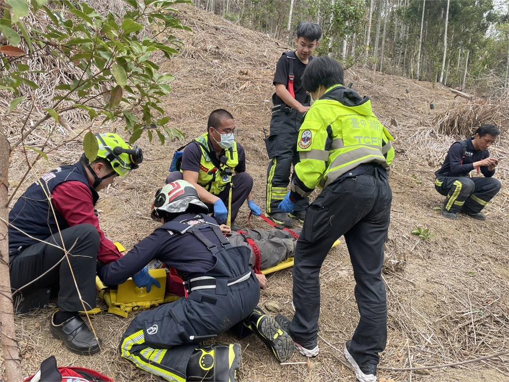 最新／墜30米深谷！小貨車「側翻」變形　駕駛口鼻出血、意識不清躺檳榔園