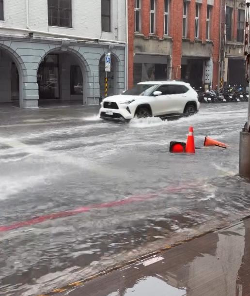 圖輯／台北狂淹大水！嚴重災情畫面一次看　多地水柱狂噴、大量污水覆蓋路面