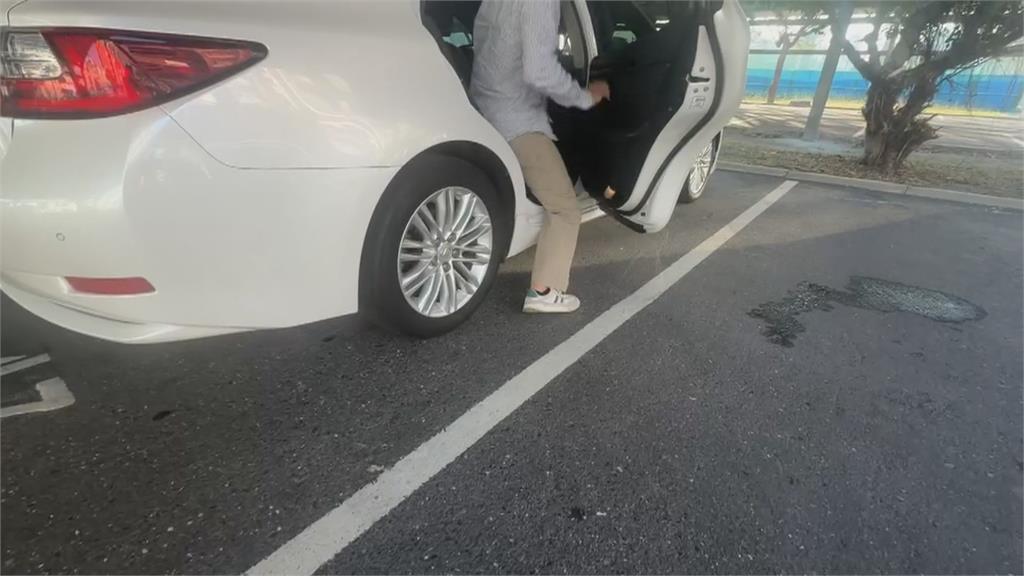 你誰? 開車門驚見有人! 陌生女"手拿打火機"車內大睡