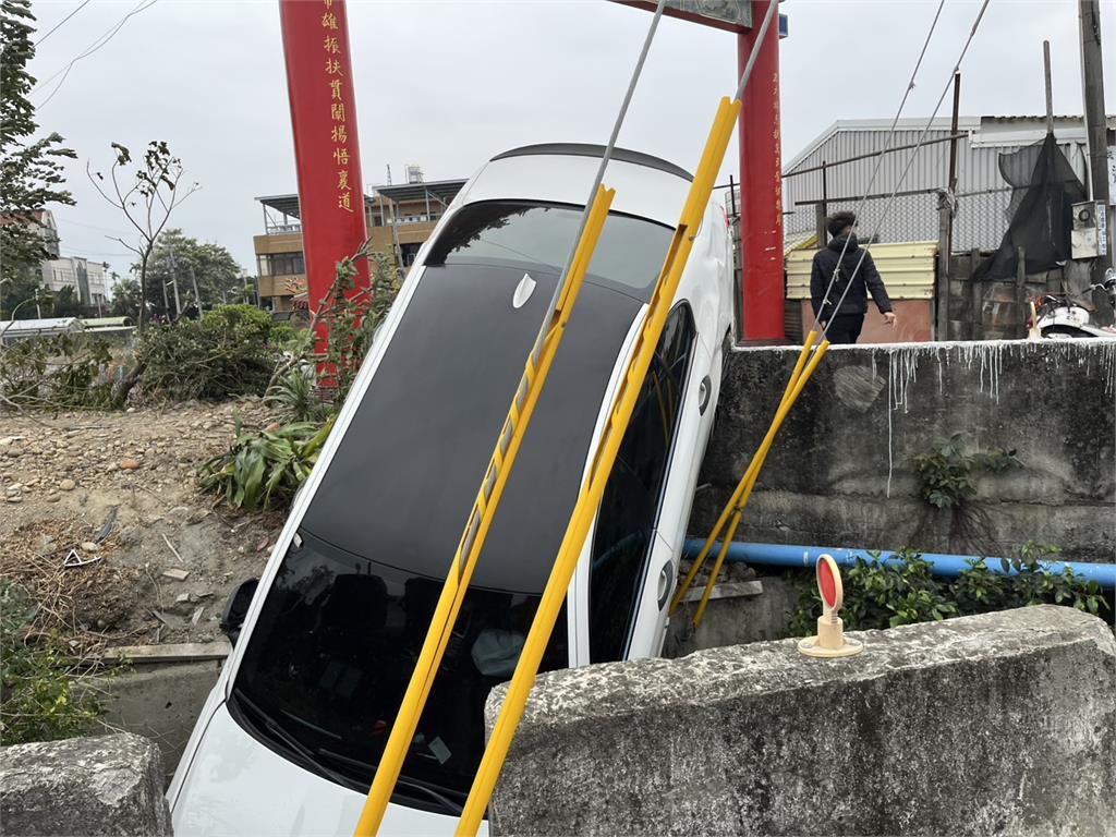 疑疲勞駕駛？轎車撞爆土地公廟石墩　飛車直插水溝