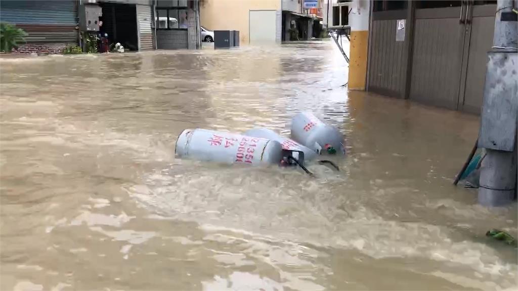台南新營區「後鎮排水」潰堤 雨繼續下!鹽水區淹成汪洋