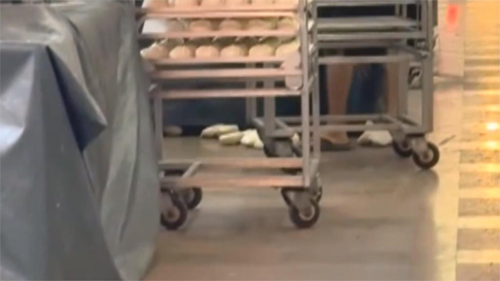 整批饅頭掉落地上　裝進塑膠袋冷凍再賣？