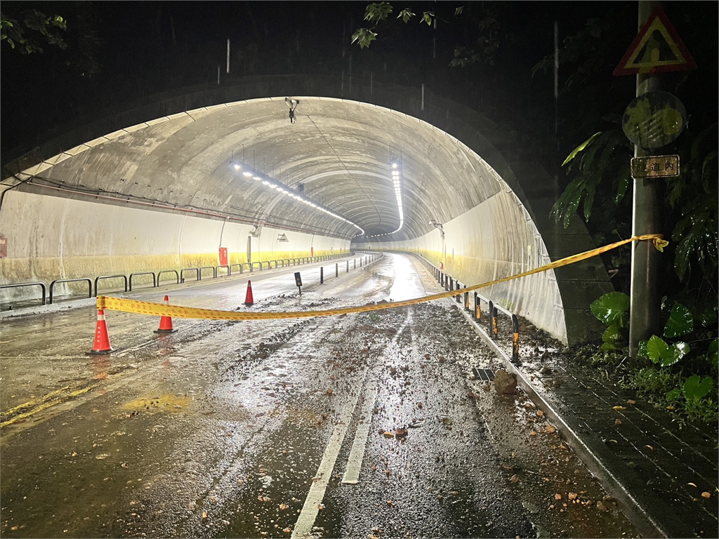 快新聞／豪大雨釀土石滑落　內湖康樂隧道東西向暫時封閉