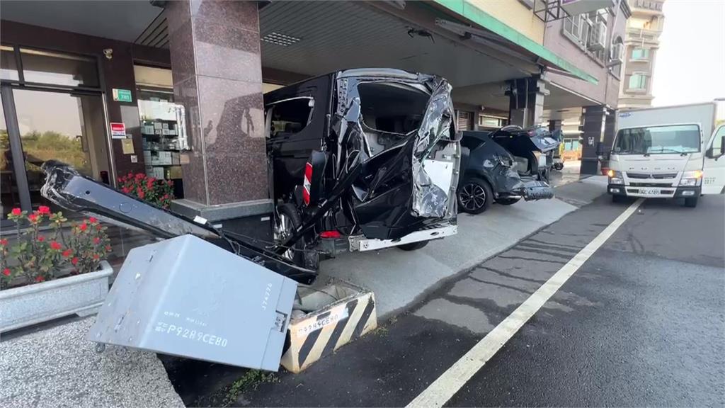 台南環保車驚悚自撞! 5車慘遭削尾.變電箱被撞倒
