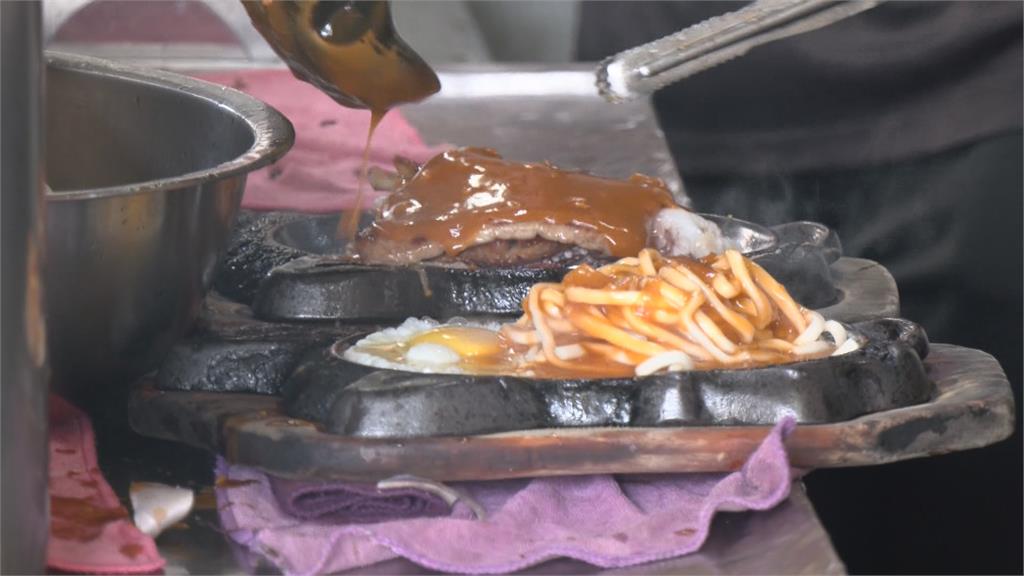 牛排店送餐出意外! 高溫鐵盤滑落「食物噴飛」