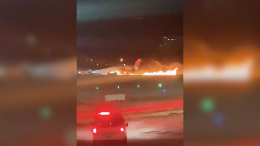 俄國產客機降落引擎起火　濃煙狂竄險嗆死旅客