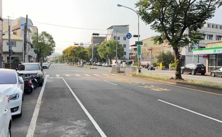 苗栗休旅車疑搶快闖紅燈 女騎士遭撞噴飛重摔、2傷送醫