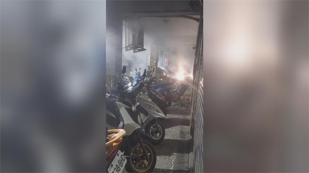 轎車過彎失控衝進騎樓! 美髮店老闆娘嚇壞:以為地震