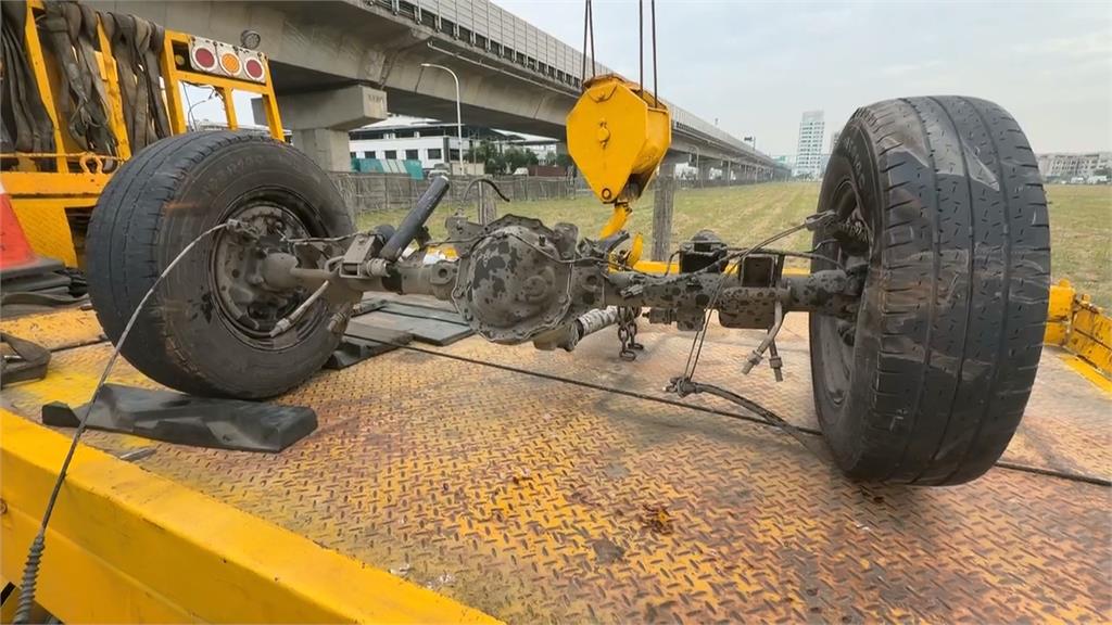 高雄鳳山小貨車疑沒注意　高速對撞對向來車　貨物噴飛一地