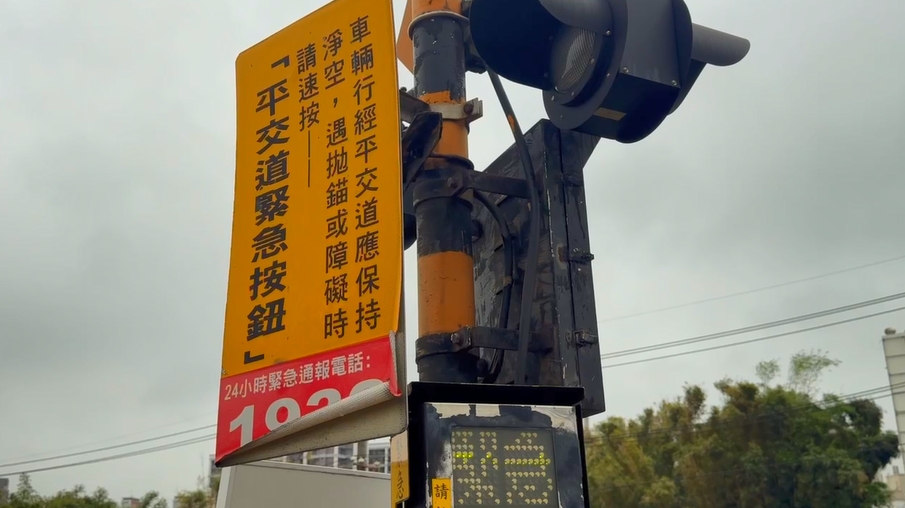 驚悚畫面曝！疑情侶吵架「吵到臥軌」　區間車險撞　男生死一瞬抱走臥軌女