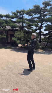 黃仁勳合體2兆身價主持人！穿皮衣「大跳女團舞」畫面瘋傳…網驚喊：真不是AI
