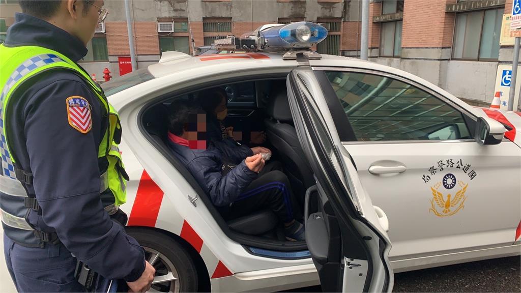 天意?國五雪隧廂型車爆胎 員警意外逮到整車11名非法移工