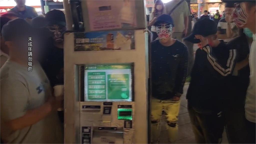 新竹萬聖節遊行驚魂! 扮「政治提款機」諷高虹安遭黑衣人圍堵
