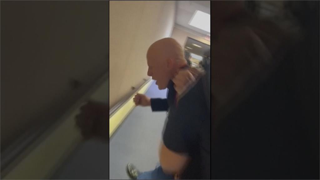 美退役男闖國會反戰　被保全拖離現場「手臂骨折」