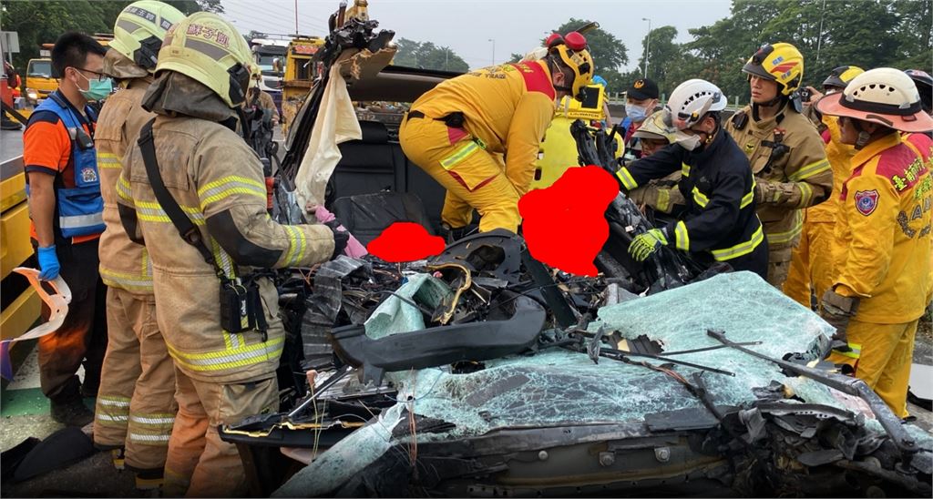 快新聞／國3新化休息站清晨重大車禍！自小客車撞大貨車釀2死