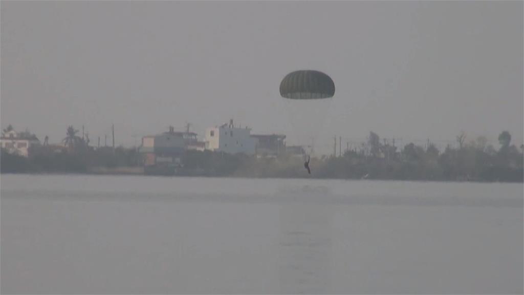 C130運輸機飛至大鵬灣　陸軍航特部執行海上跳傘訓練