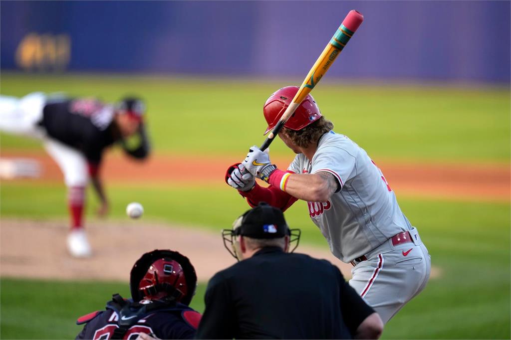 MLB／費城人二壘手拿「鉛筆上場打擊」引熱議！「超狂特殊設計」販售價格曝