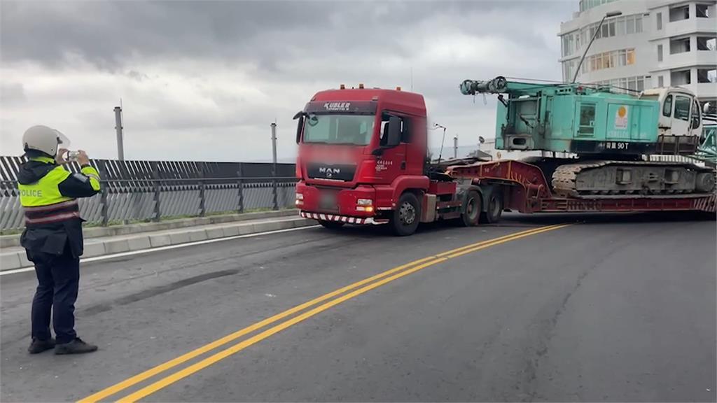 大型拖板車故障「倒退嚕」橫擺　南方澳跨海大橋雙向通行中斷7.5hr