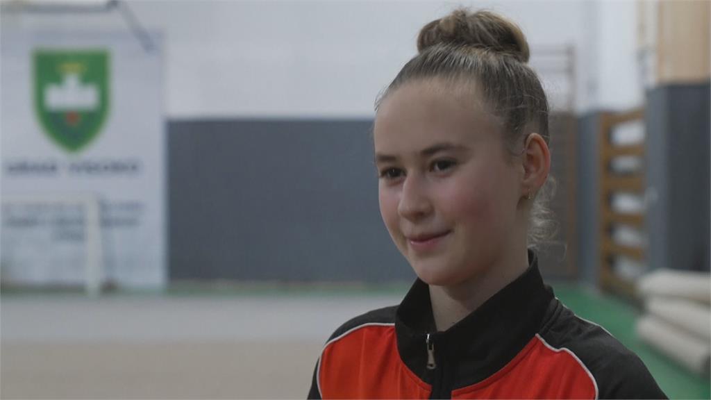 天生失去左手 14歲少女堅定投入律韻體操