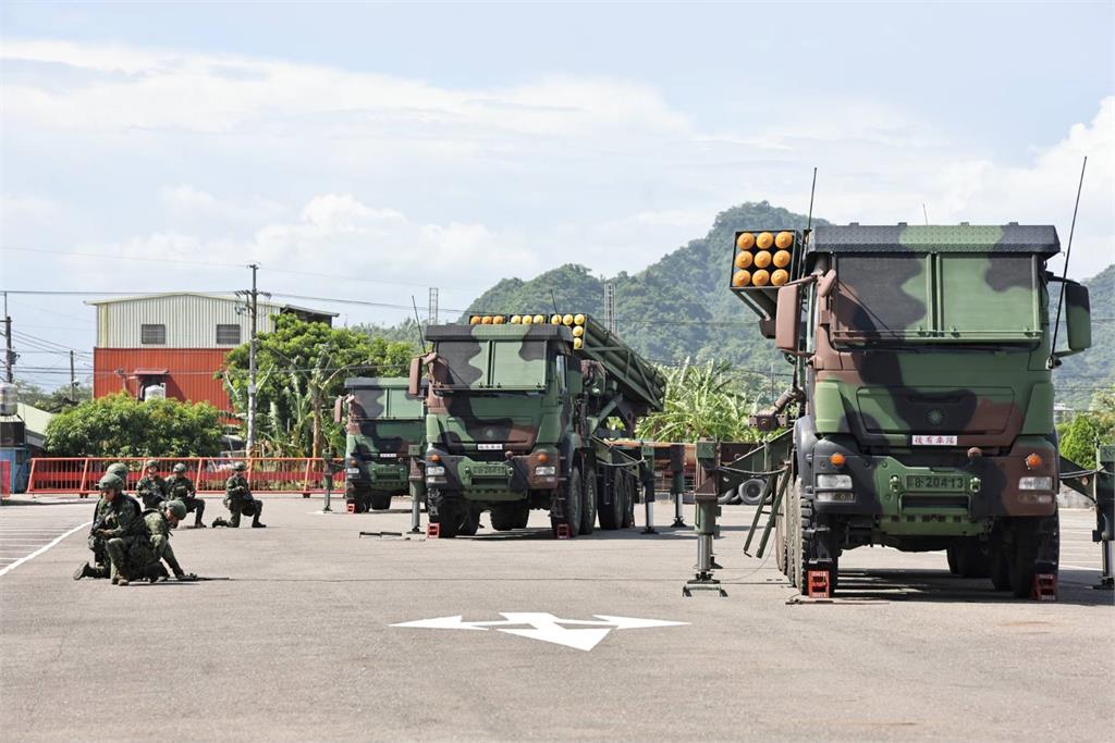 快新聞／直升機突擊、火箭砲待命！國軍模擬迎戰進犯敵軍　火力壓制曝光