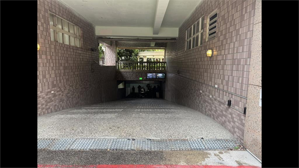 台中社區離奇死亡車禍! 騎士摔車昏倒停車場 再遭鄰居轎車輾亡