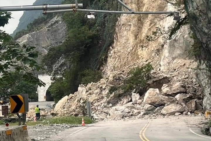 快新聞／蘇花公路崇德隧道北端土石崩落交通中斷　今晚暫停開放通車