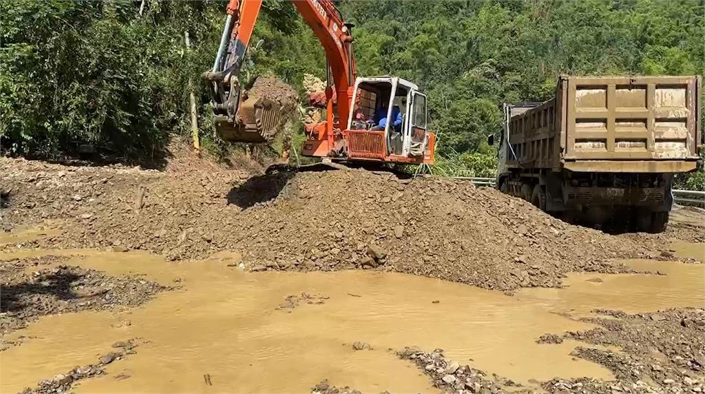 快新聞／凱米肆虐！高雄桃源3部落成孤島　破碎路面空拍畫面曝