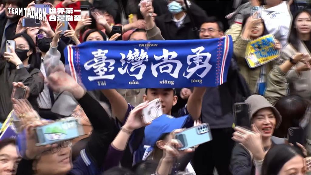 5萬人擠爆英雄谷! 球迷好瘋狂喊「不要拍我我蹺班」