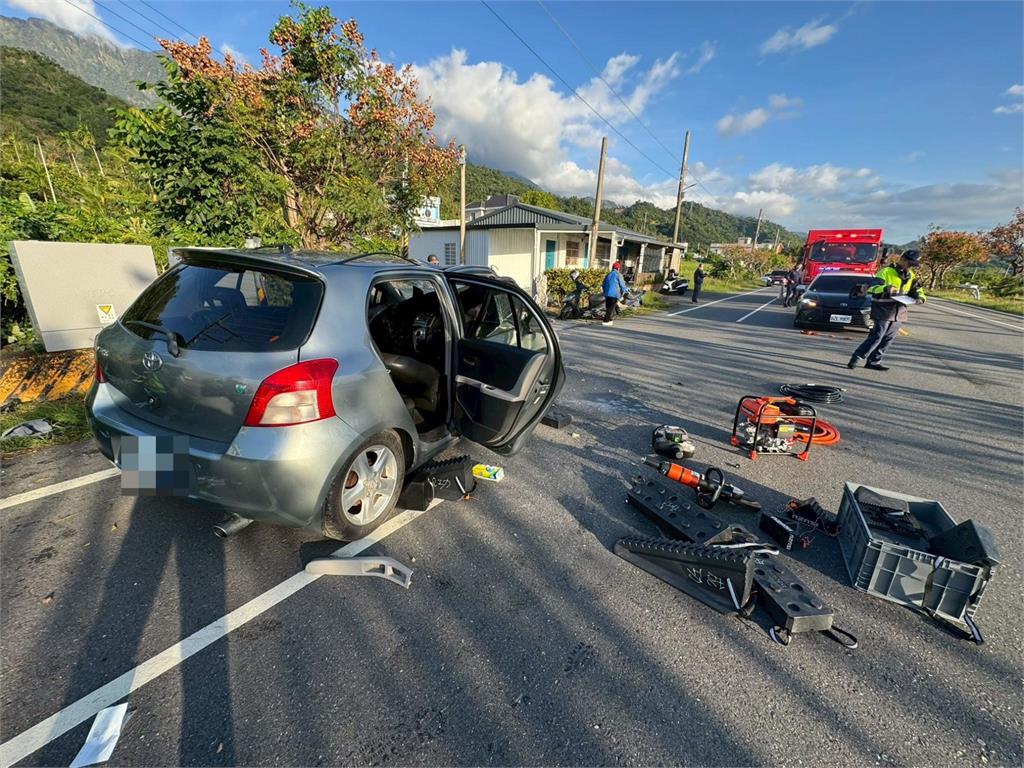 死亡車禍!台東阿公載孫赴國考 突右偏「自撞變電箱」祖孫雙亡