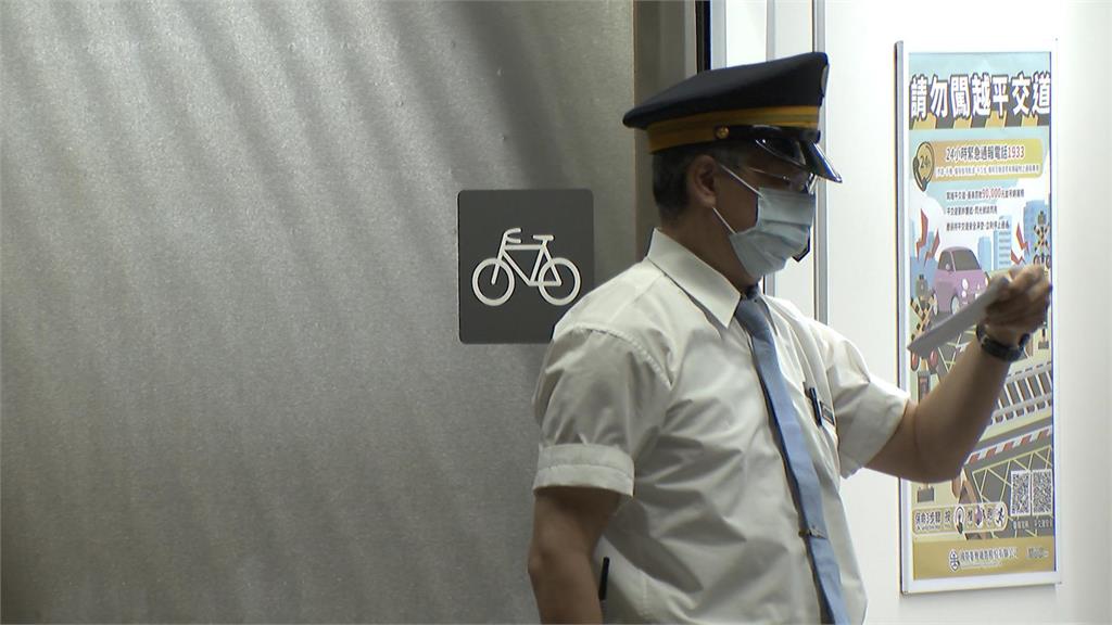 台鐵月台變自行車道!? 婦騎車穿梭 民眾憂跌落軌道