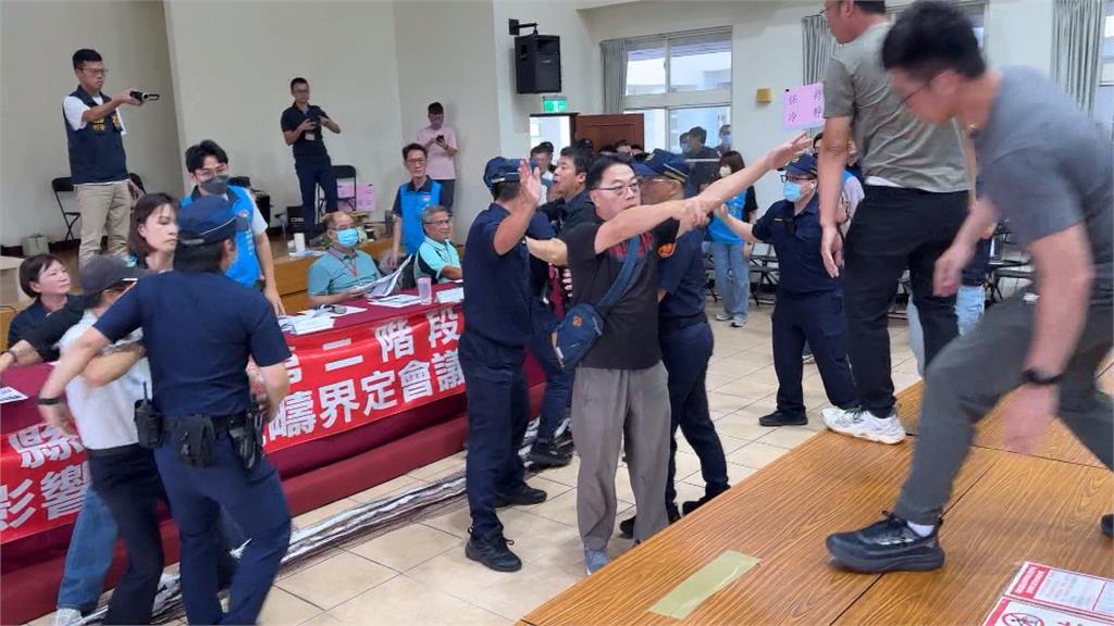 名間焚化爐環評會再爆衝突! 鄉長衝主席台被架離