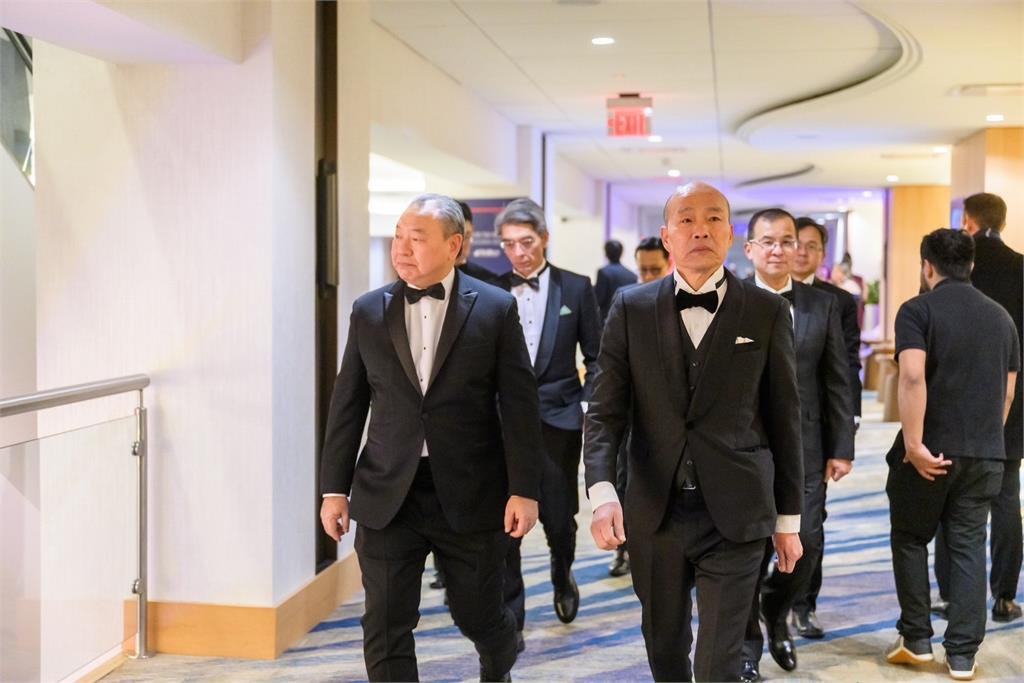快新聞/大團結!韓國瑜「別黑領結」偕朝野立委赴晚宴 李彥秀致謝外交人員