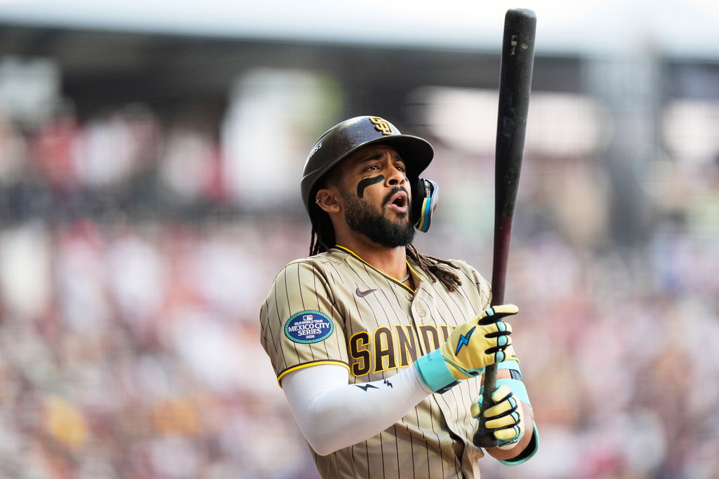 MLB(影)／短打安打被沒收！小大帝士怒摔護具遭驅逐　教士教頭也被趕出場