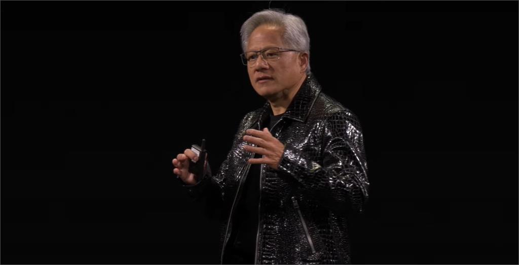 輝達執行長「新皮衣」帥氣度破表!黃仁勳「幽默問候」掀全場嗨喊:Yes