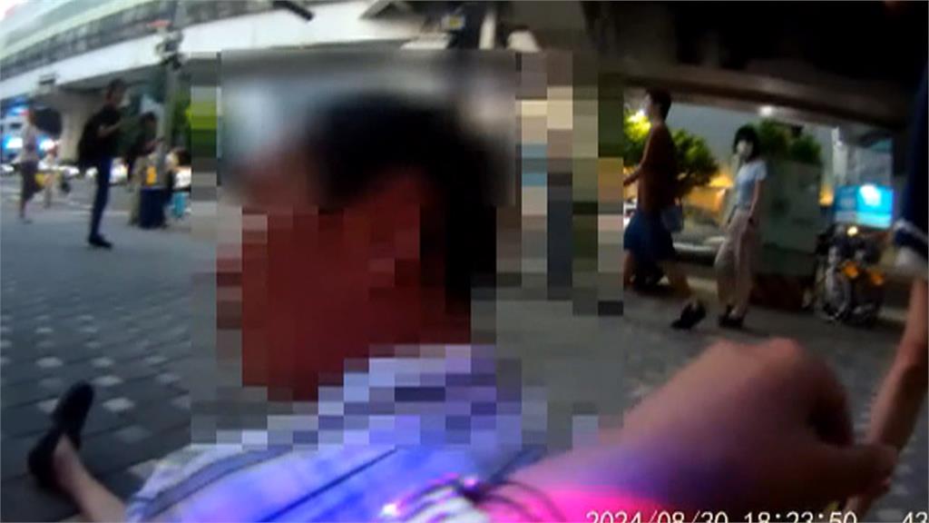 男子步出捷運站突昏倒 妻子急哭求援 所幸警察經過上前查看