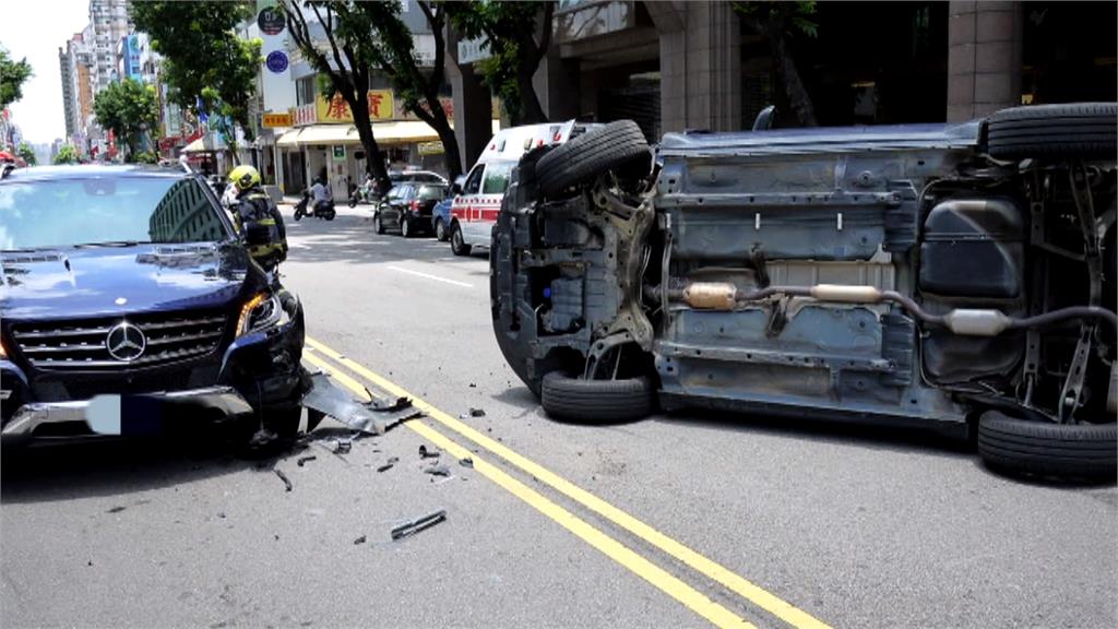 路口車禍！台中休旅車兩輪懸空「苦撐3秒」翻車　彰化夫妻摔進兩米深排水溝