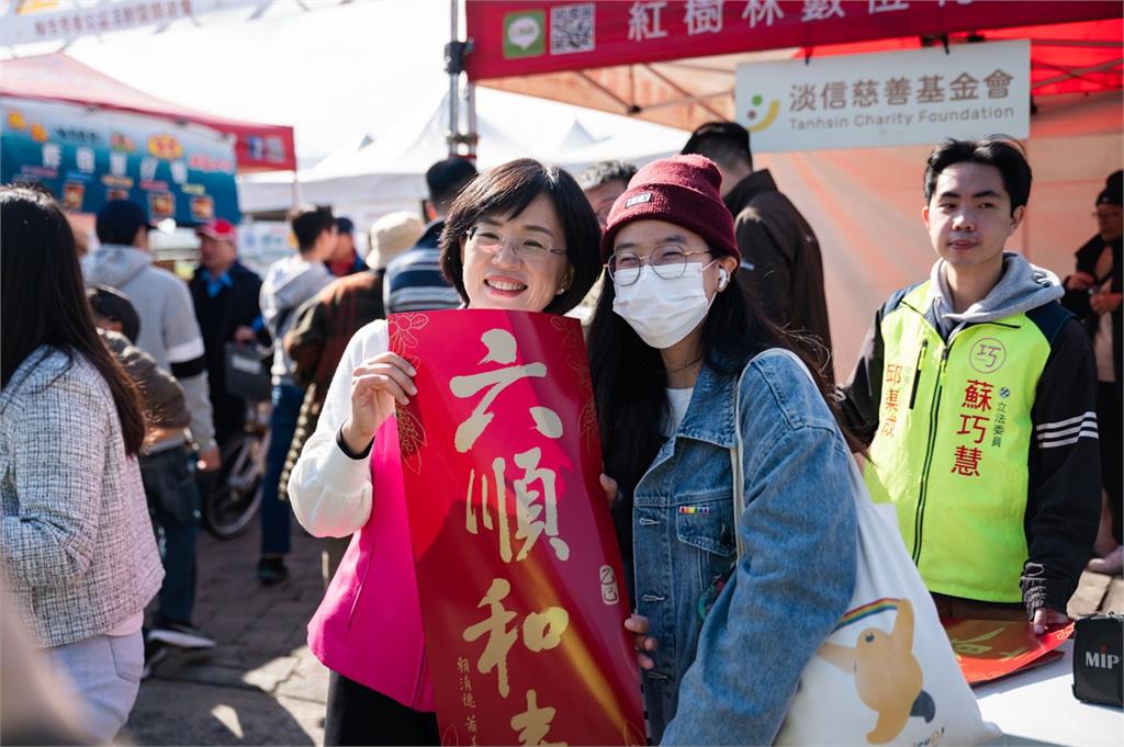 快新聞/20分內領光!淡水發總統聯名春聯 蘇巧慧被問「暖身選新北」這樣回