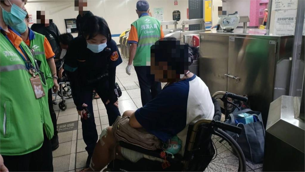 洞洞鞋卡進手扶梯縫隙　4乘客摔成一團1人骨折