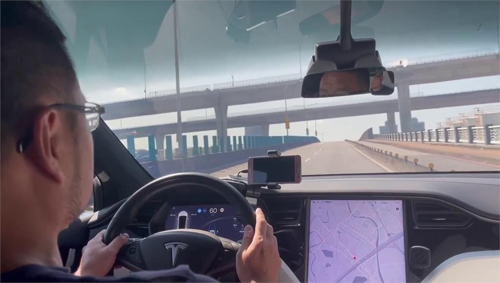 自動駕駛出包?林志穎同款車「重回事發地點」實測 驚人結果出爐