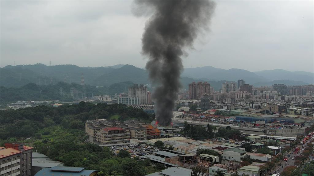 快新聞／外出請戴口罩！新北中和民享街鐵皮工廠冒火濃煙竄天