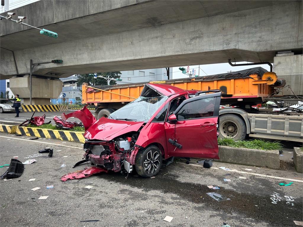 快新聞／桃園中壢4人開車參加尾牙　路上遭砂石車撞擊「3死1重傷」