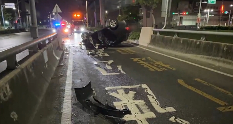 酒駕醉不該!自撞匝道駕駛昏迷 轎車衝破護欄墜落溪底