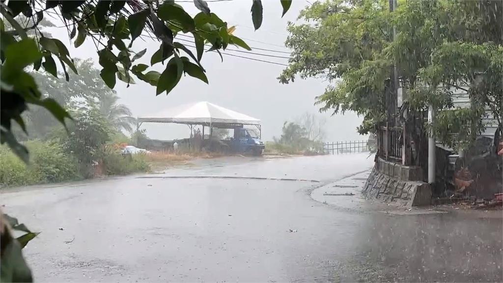 薇帕遠離仍暴雨台灣變「紫番薯」!護國神山大發威雨量圖現「驚人分水嶺」