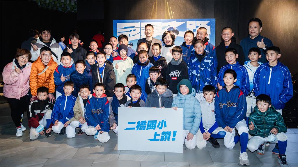 快新聞／「5刷」 仍紅了眼眶　蘇巧慧包場邀百名師生看《冠軍之路》