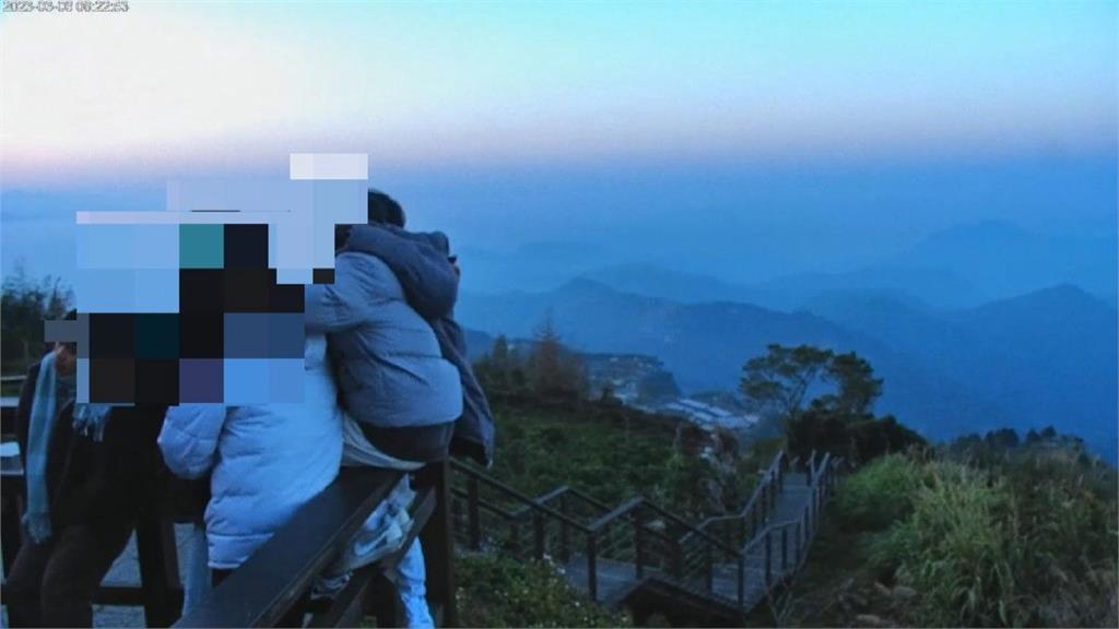 阿里山即時影像鏡頭「被徒手轉兩次」　遊客自拍比YA！警：已觸法