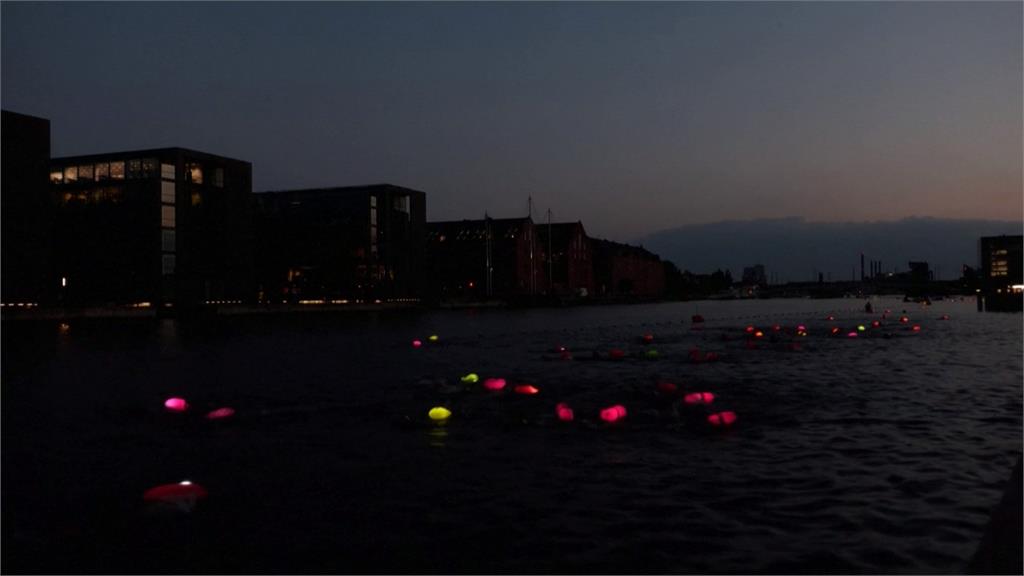 丹麥水污染治理成功　「夜間螢光游泳」城市添迷幻氛圍