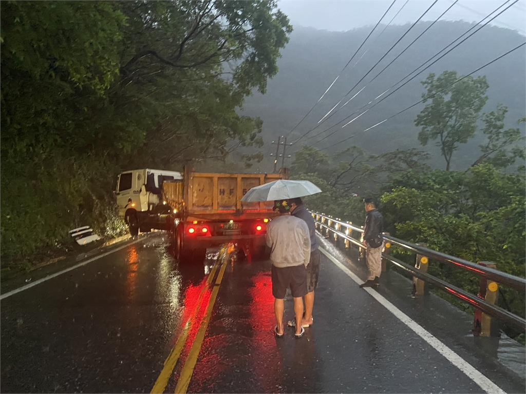快新聞/塞爆!台9線120K曳引車「自撞山壁」 南北向一度回堵2公里