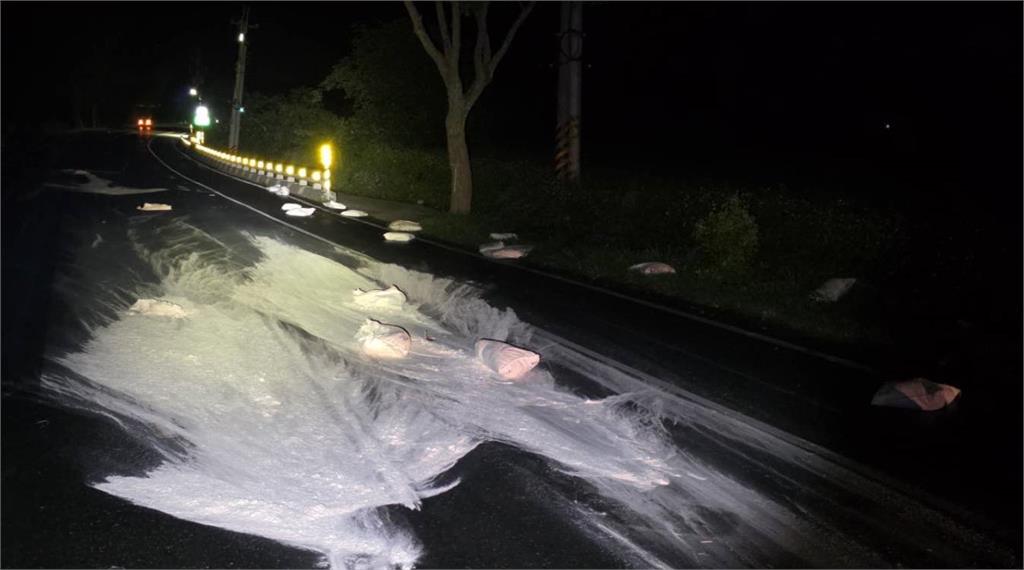 快新聞／台9線深夜變「溜冰場」！麵粉灑滿300公尺　車輛恐失控打滑