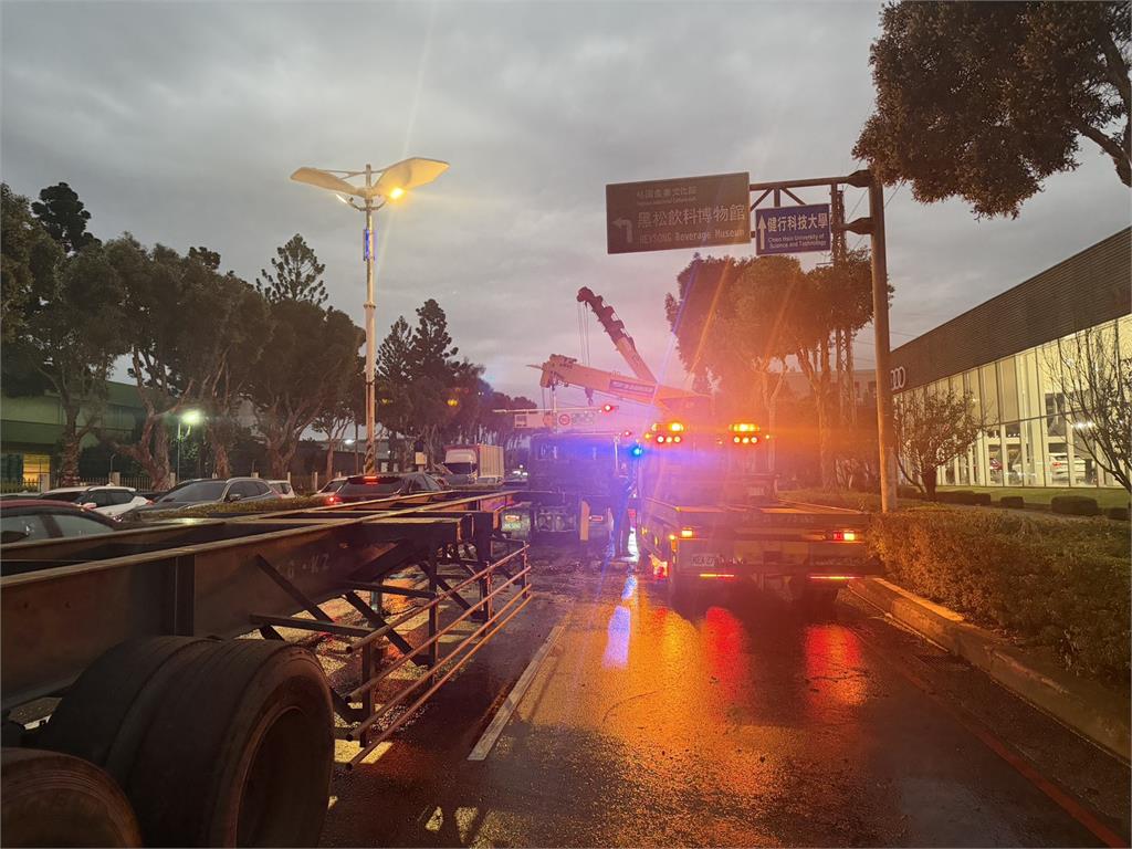 桃園中壢聯結車起火整輛車燒毀　國1南下回堵數公里