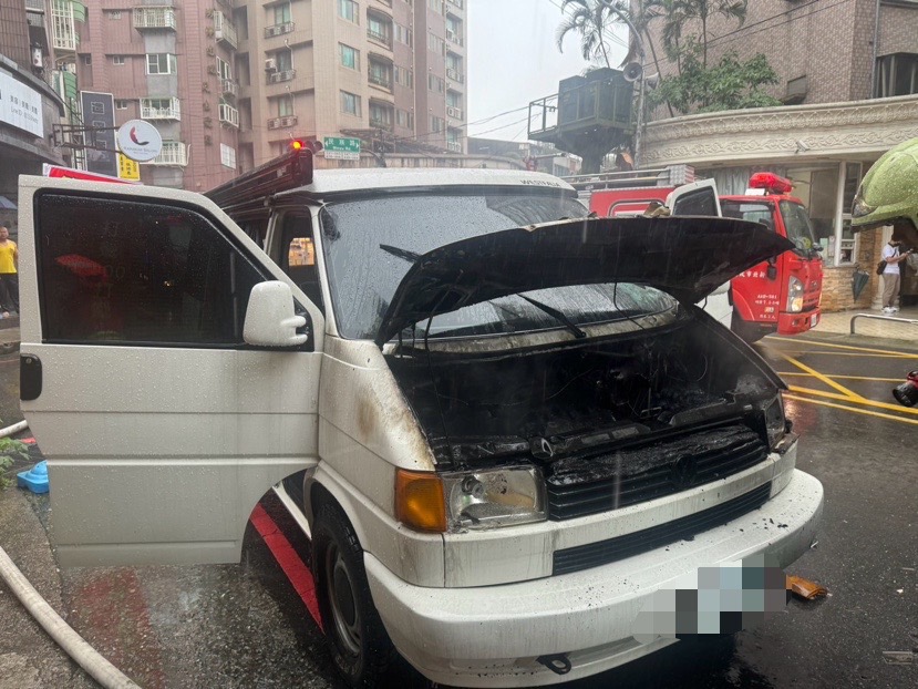 快新聞／新北蘆洲箱型車火燒車！　警急到場驚見駕駛是藝人鳳小岳